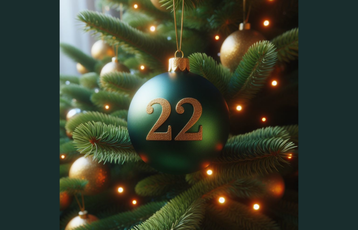 Weihnachtsbaumkugel mit der Zahl 22